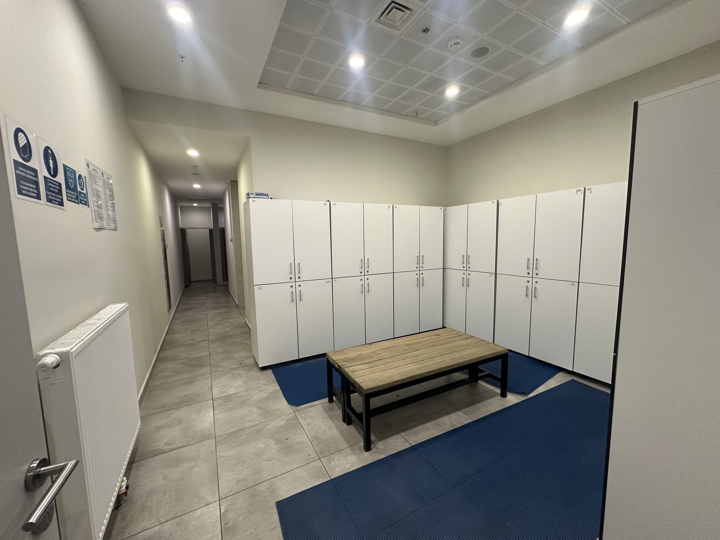 Haliç Üniversitesi Alibeyköy Kampüsü havuzu soyunma odası ve dolaplar