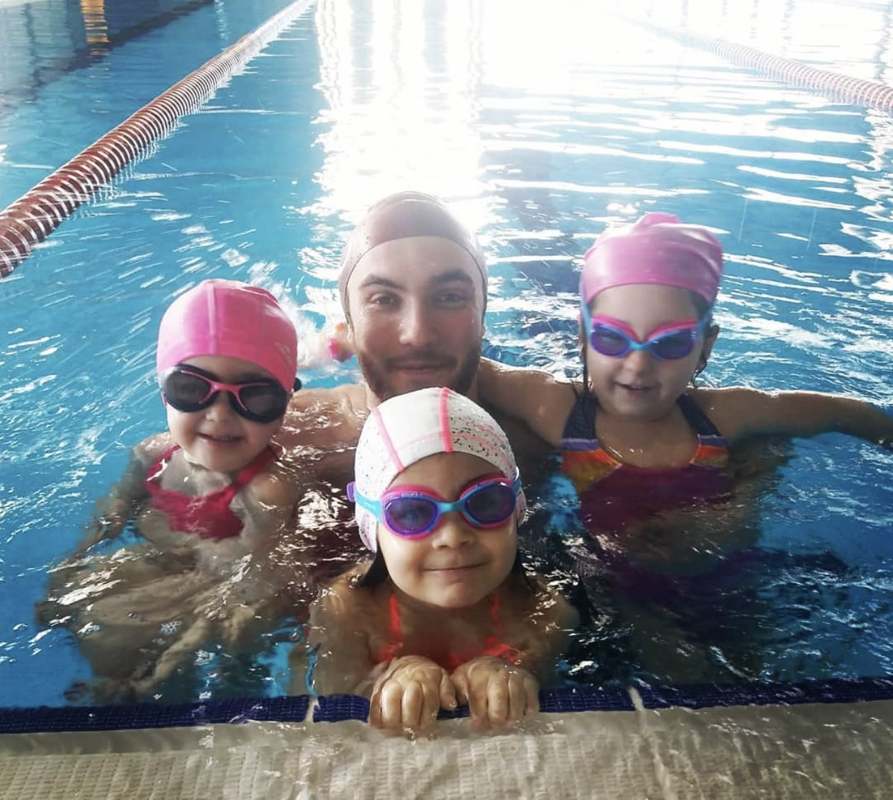 Görkem Hoca, Alibeyköy'de 3-5 yaş grubu özel yüzme dersinde üç öğrencisiyle havuzda